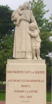 Monument aux morts pacifiste d'Equeurdreville, 1932 eingeweiht, Foto: Auditus CC-BY-SA